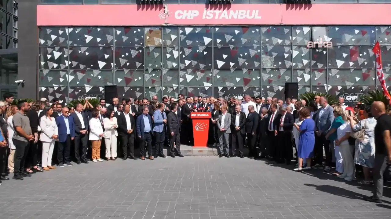 81 İl Başkanı'nın ortak açıklamasını Adana İl Başkanı Anıl Tanburoğlu okudu.