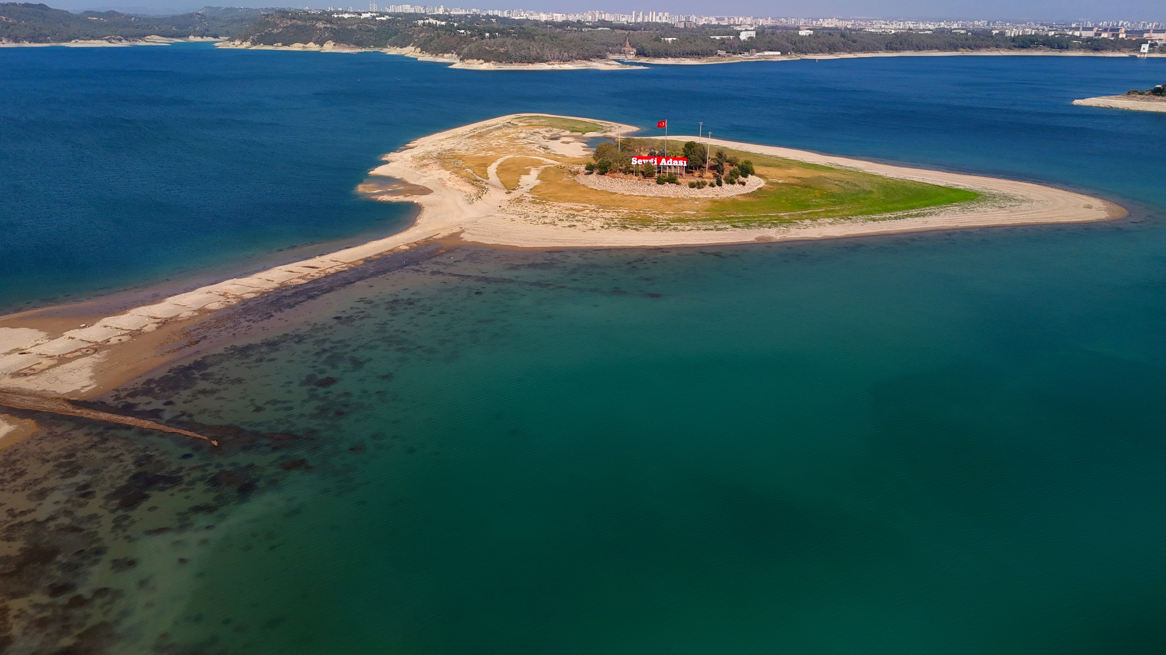Kuraklık 'sevgi yolu'nu ortaya çıkarttı