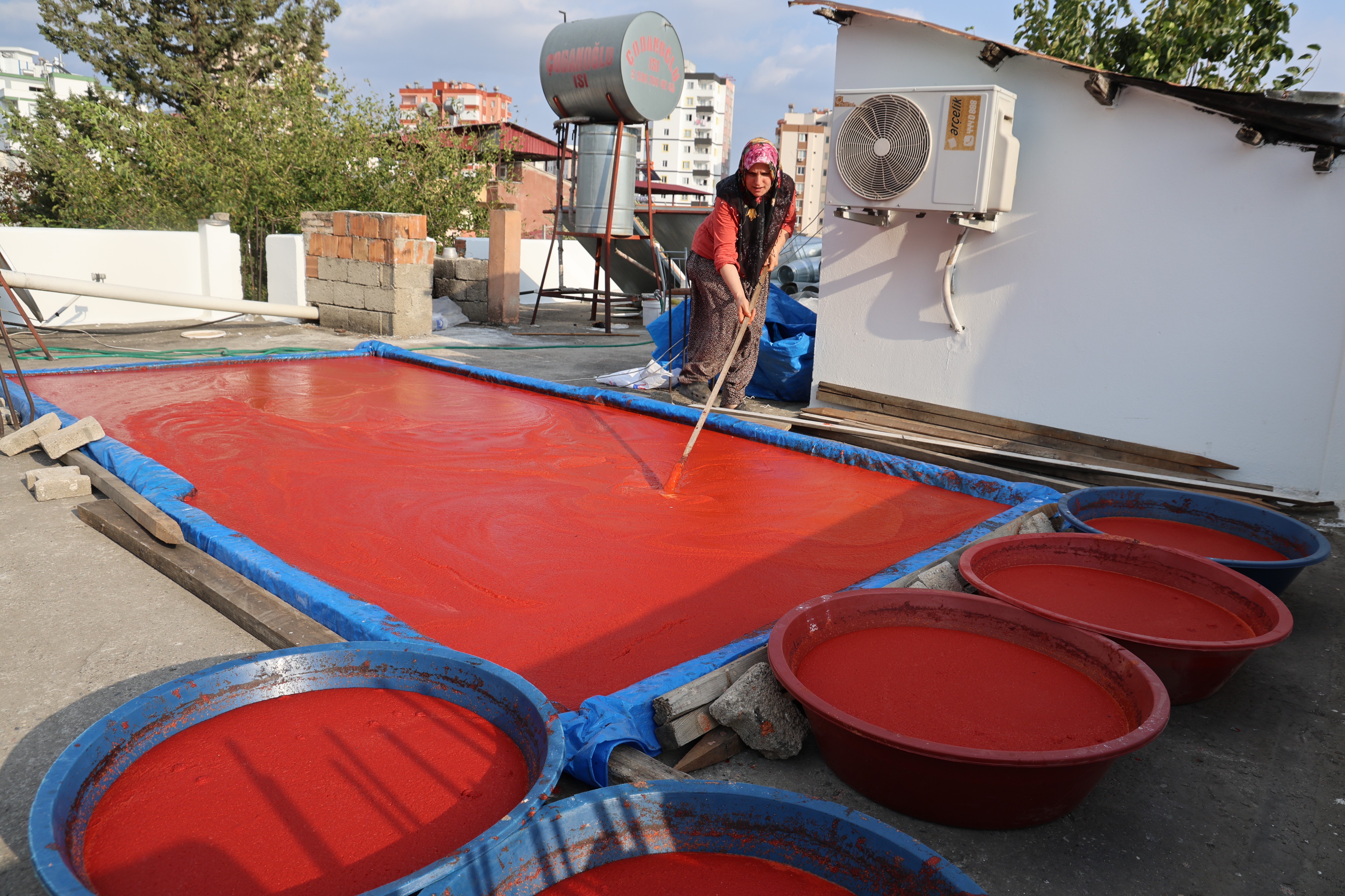 Adana'da damlar kırmızıyla renklendi: Güneşle pişen emek