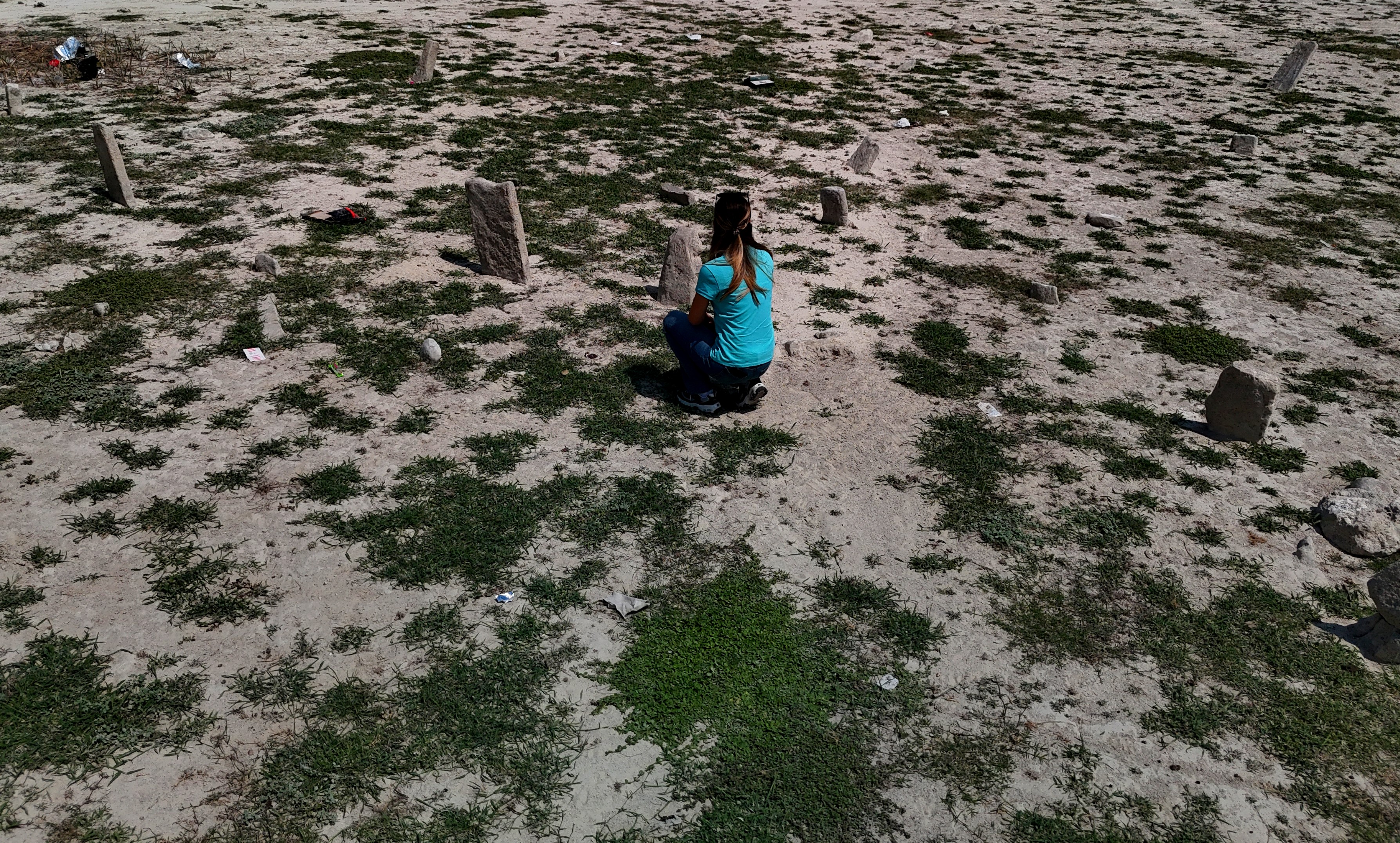 Kuraklık, 70 yıllık mezarları yeniden ortaya çıkardı