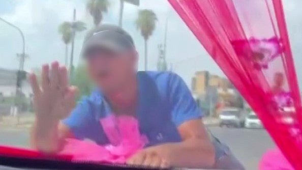 Gelin arabasının önüne atlayan genç, gelin ve damadı korkuttu