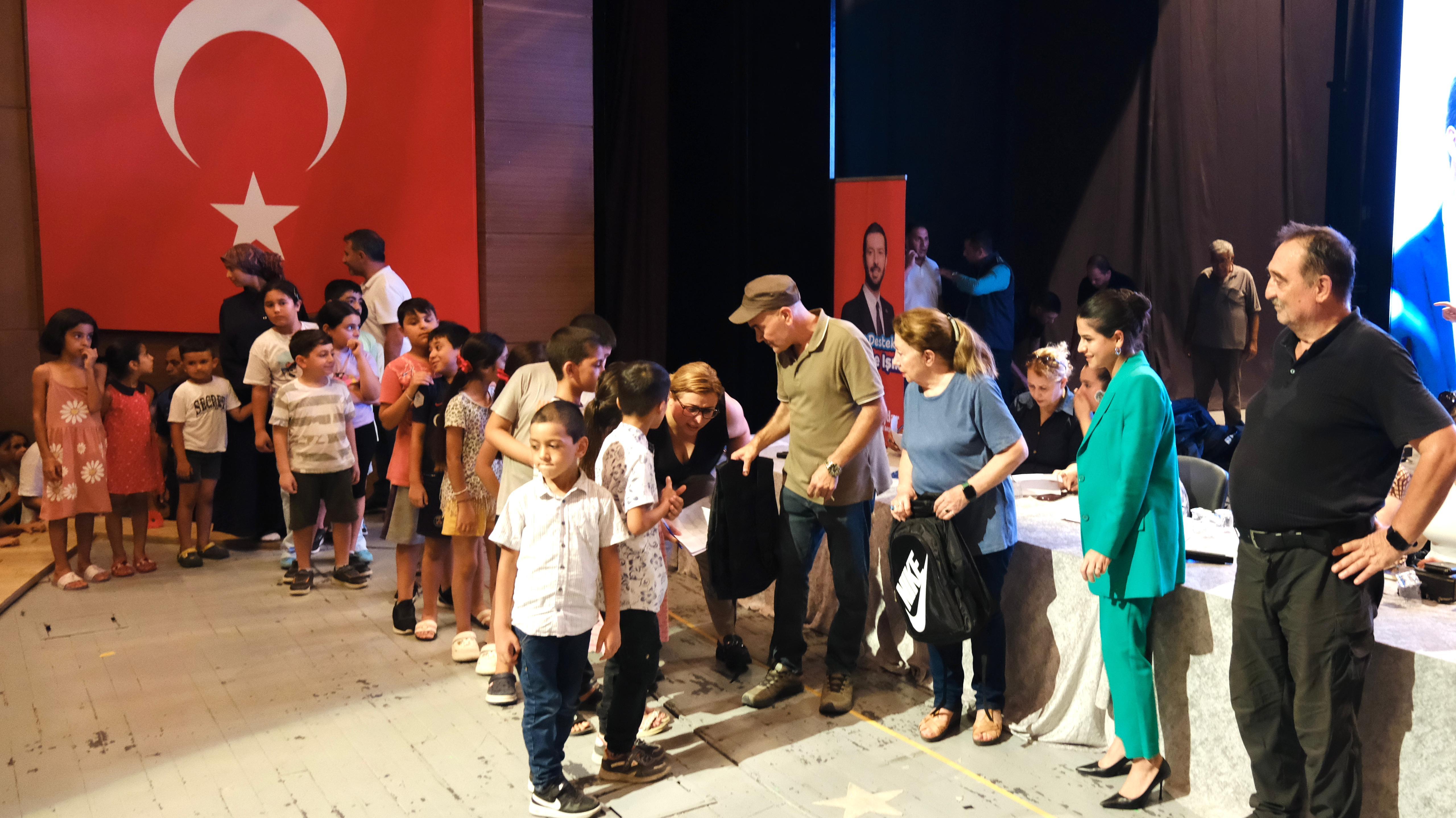 Ceyhan Belediyesi’nden 1000 Öğrenciye Çanta ve Kırtasiye Desteği