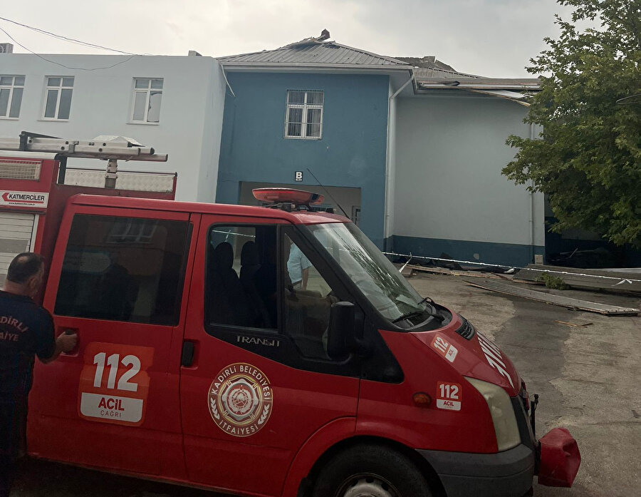 Kadirli’de, fırtına okulun çatısını uçurdu