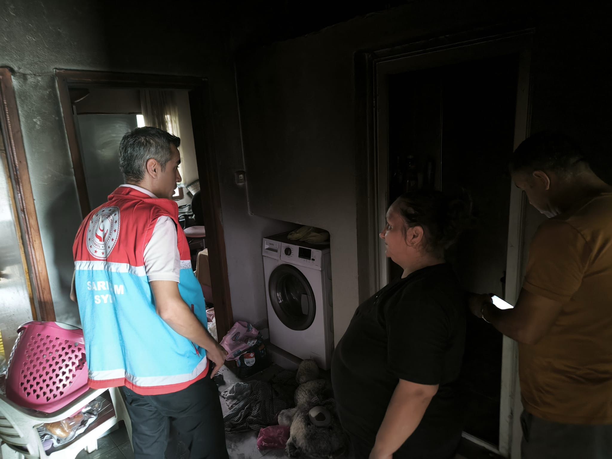 Evleri yanan anne ve kızı, geçici olarak otele yerleştirildi