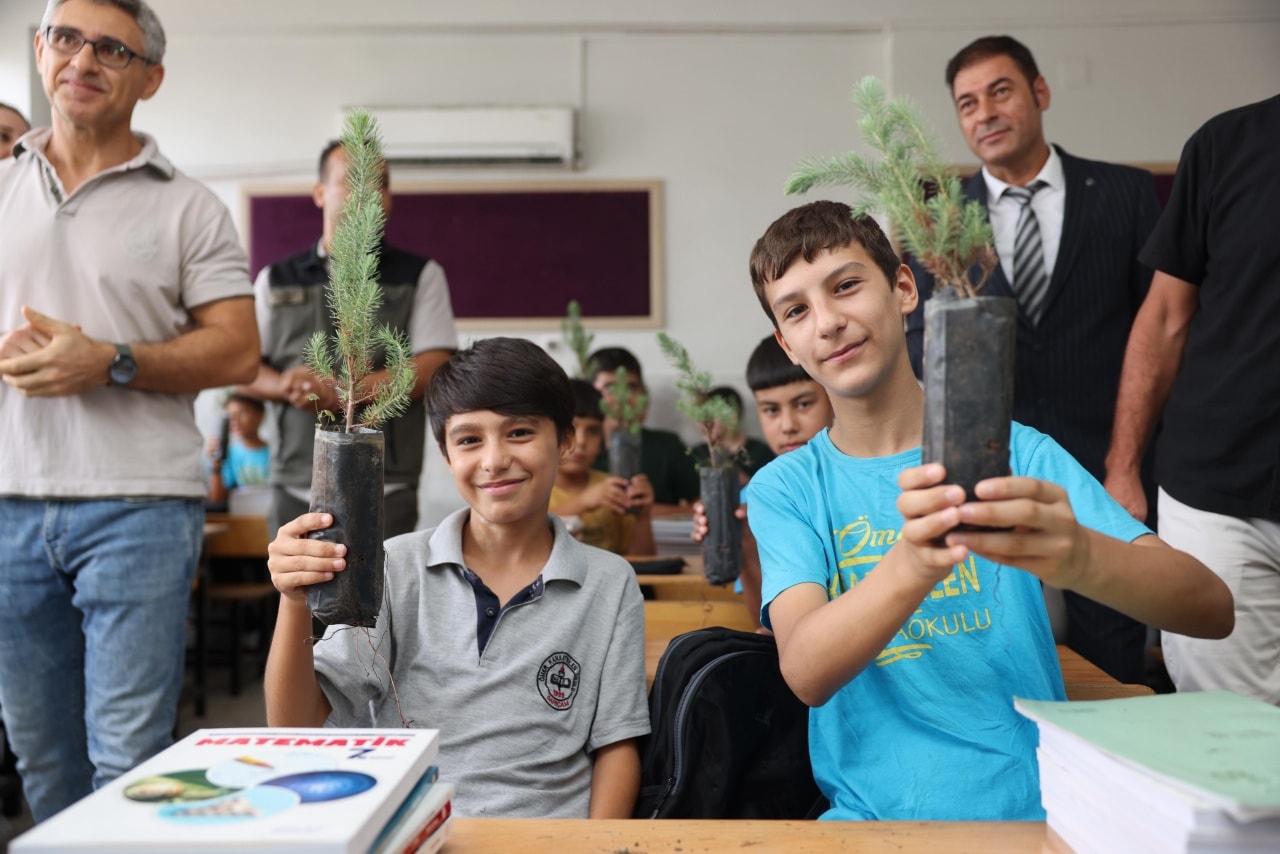 Adana’da, yeni eğitim yılı “Yeşil Vatan” fidanlarıyla başladı
