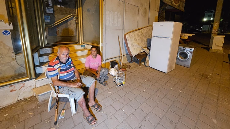 Adana’da mağduriyet: Aile eşyalarıyla sokakta kaldı!