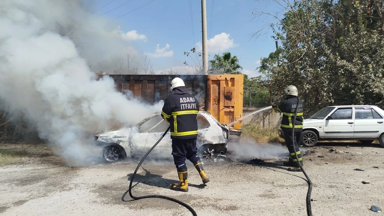 Seyhan’da, park halindeyken yanan araç kullanılamaz hale geldi