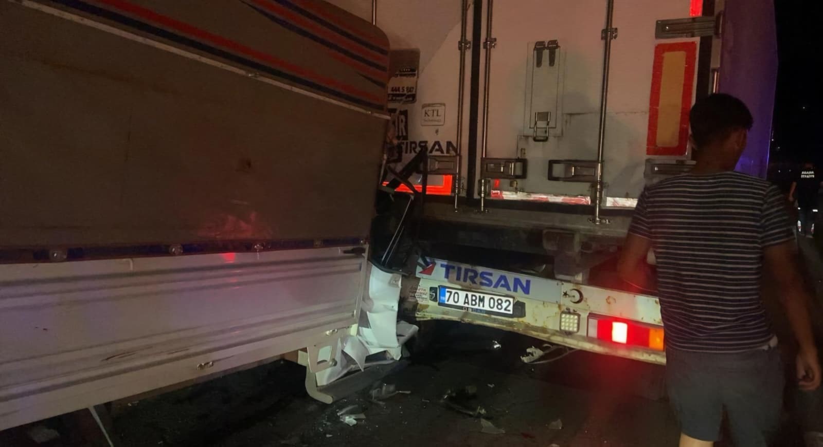 Kamyonet tıra arkadan çarptı: 1 kişi hayatını kaybetti!