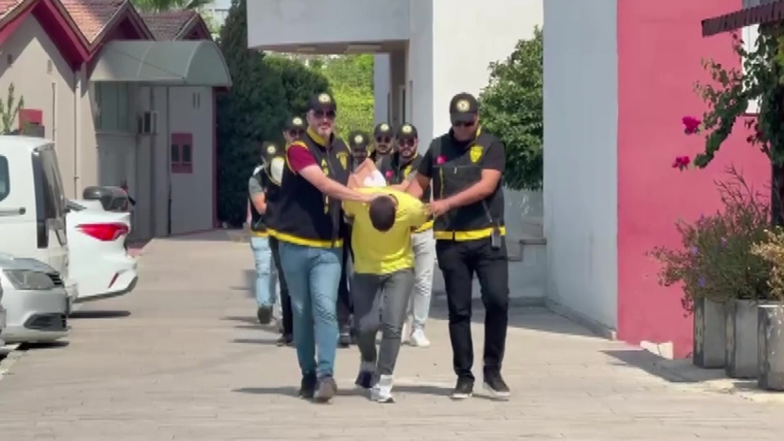 2 kişiyi vurup kuyumcu soymuşlardı: Altınları satıp paraları sayarken kendilerini çekmişler