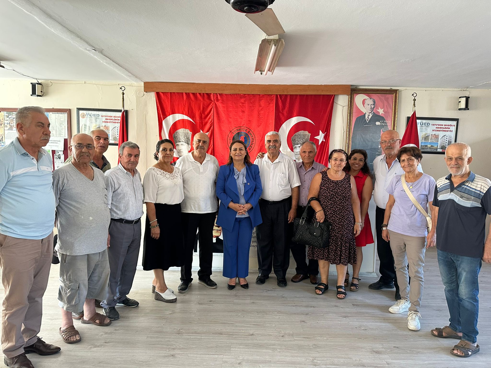 "Emeklinin maaşı simit ve çay parasına yetmiyor"