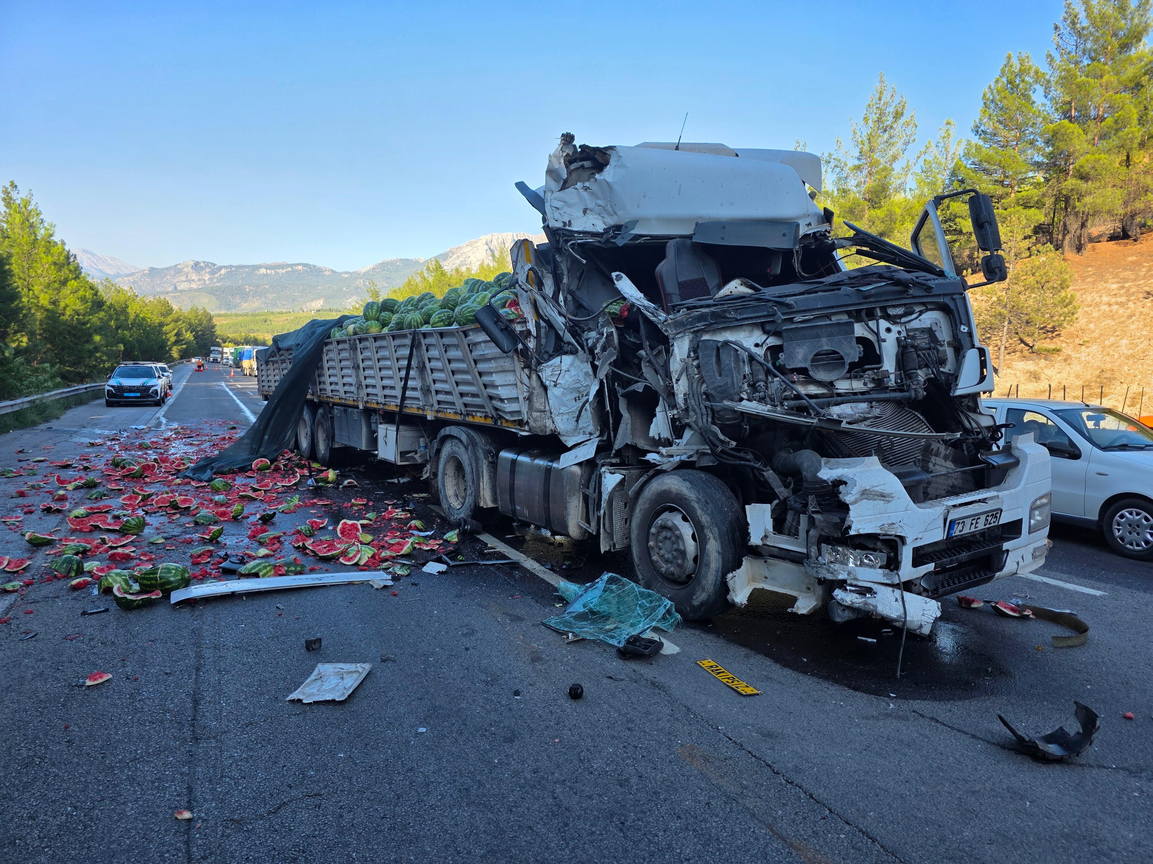 Karpuz yüklü tır, otoyolda devrildi!
