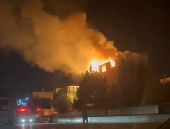 3 katlı ev alevlere teslim oldu