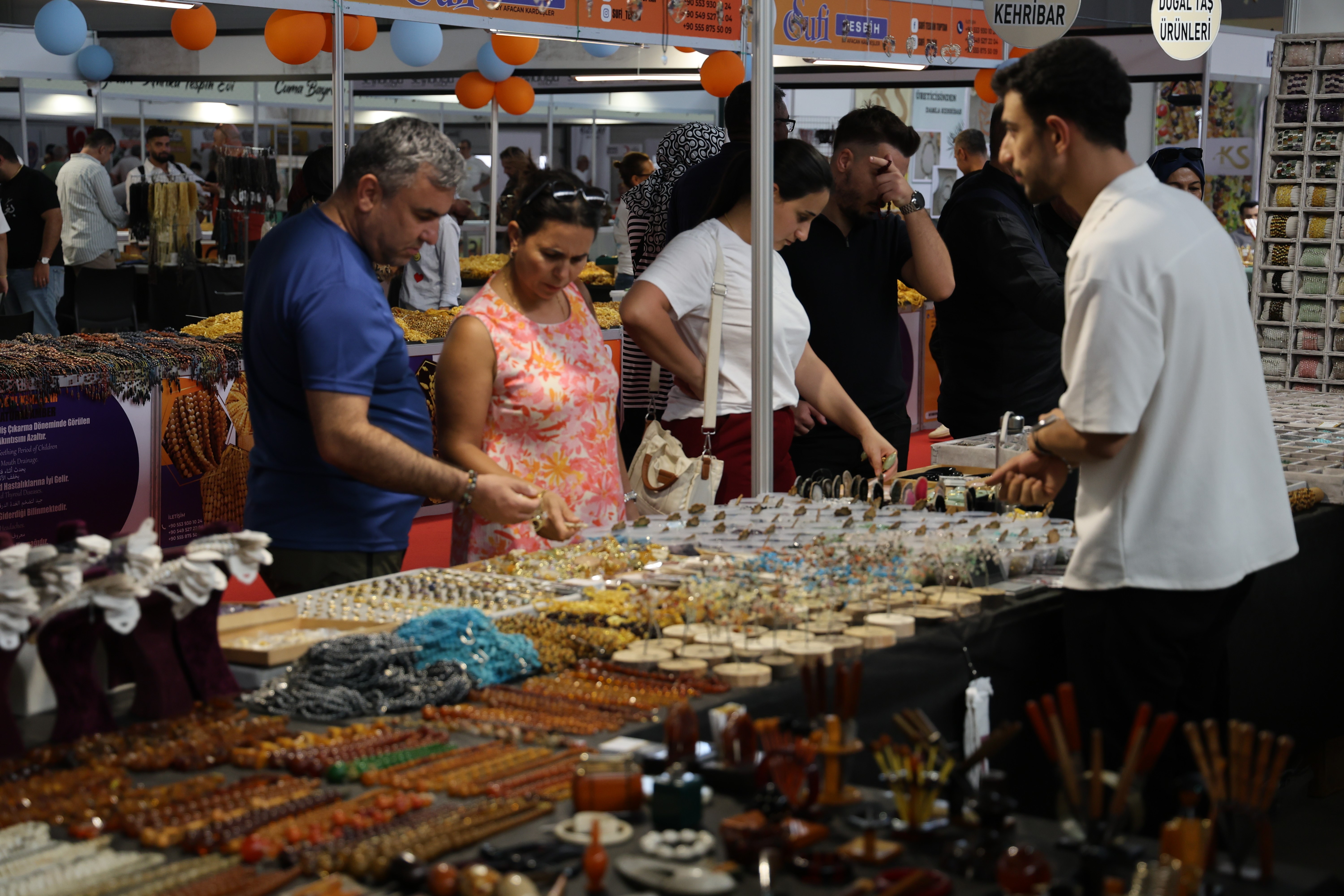 Değer biçilemiyor: Kur'an-ı Kerim'in 604 sayfası tespihe nakşedildi