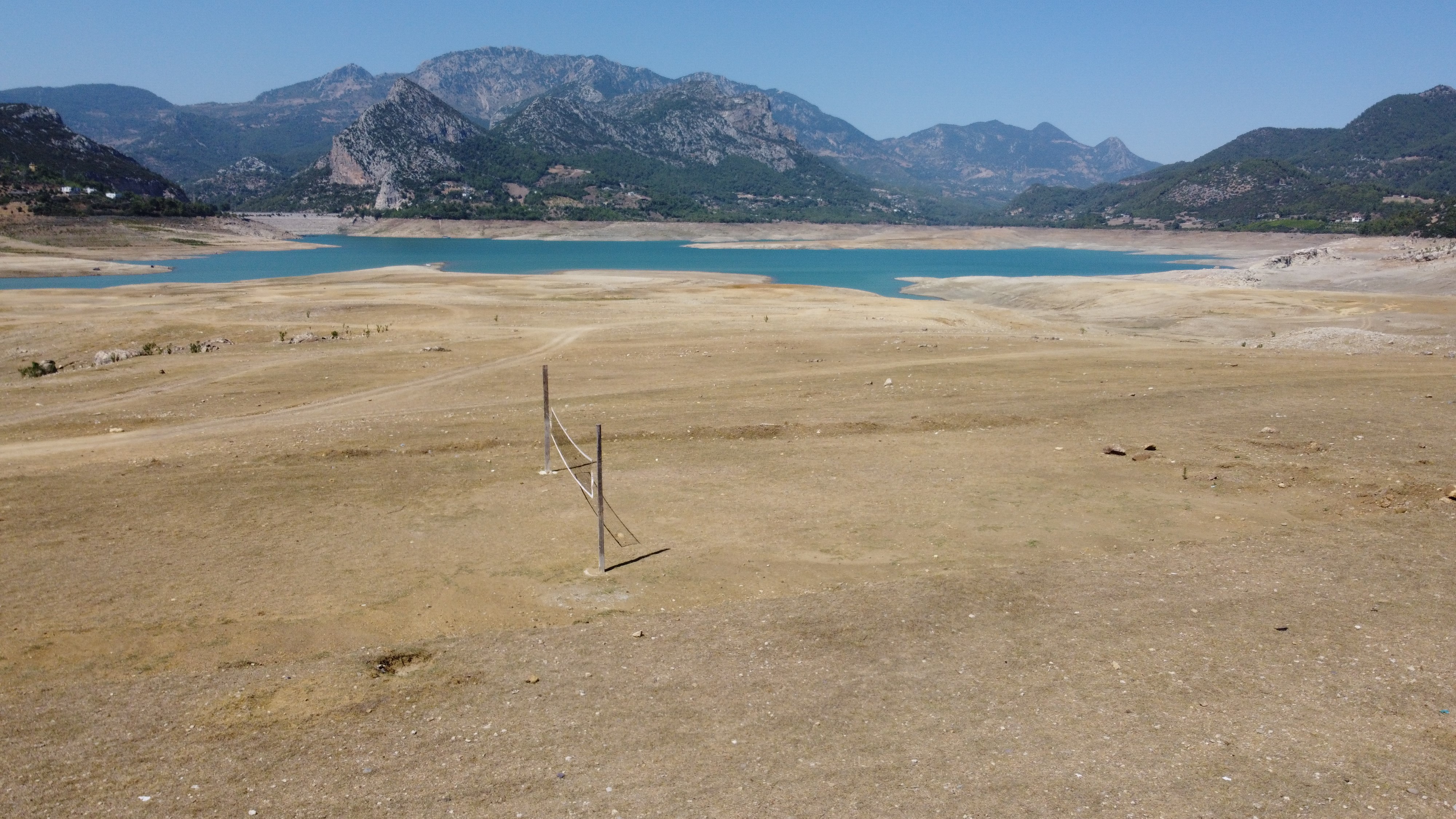 Barajda su seviyesi yüzde 10'a düştü: Çoraklaşan bölgeye voleybol direği diktiler