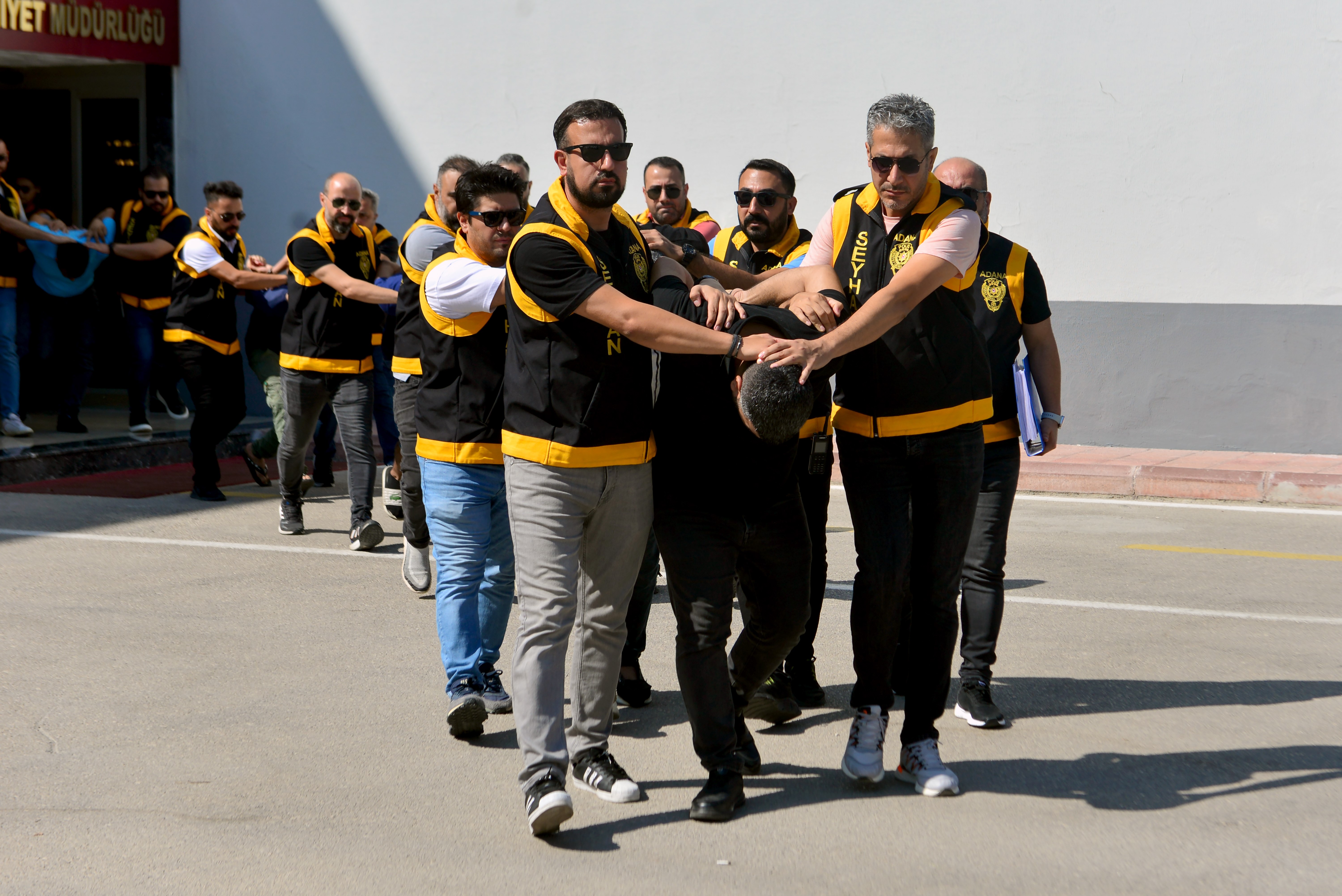 Adana'da haraç isteyen çeteye operasyon: 12 silah ile 54 bin hap ele geçirildi