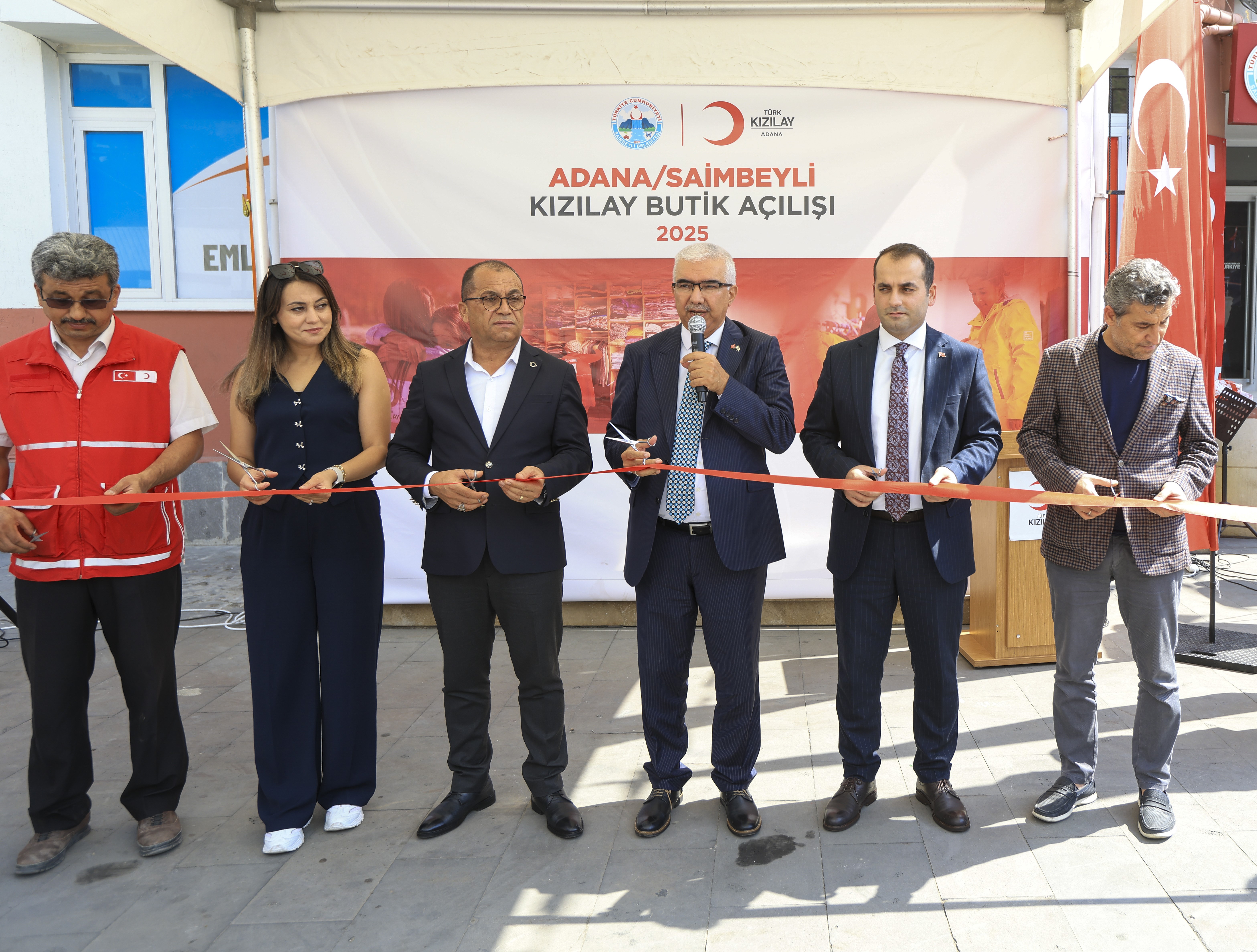 Saimbeyli'de 'Kızılay Butik' açıldı