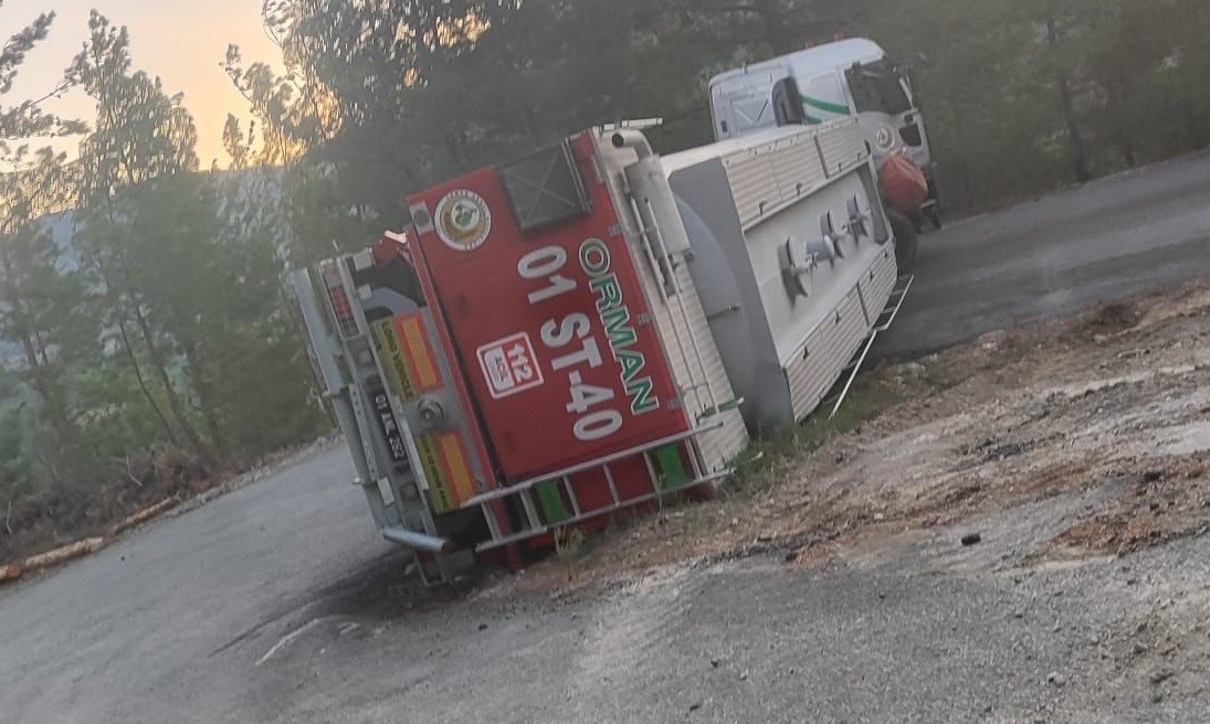 Orman yangınına müdahaleden dönen su tankeri devrildi
