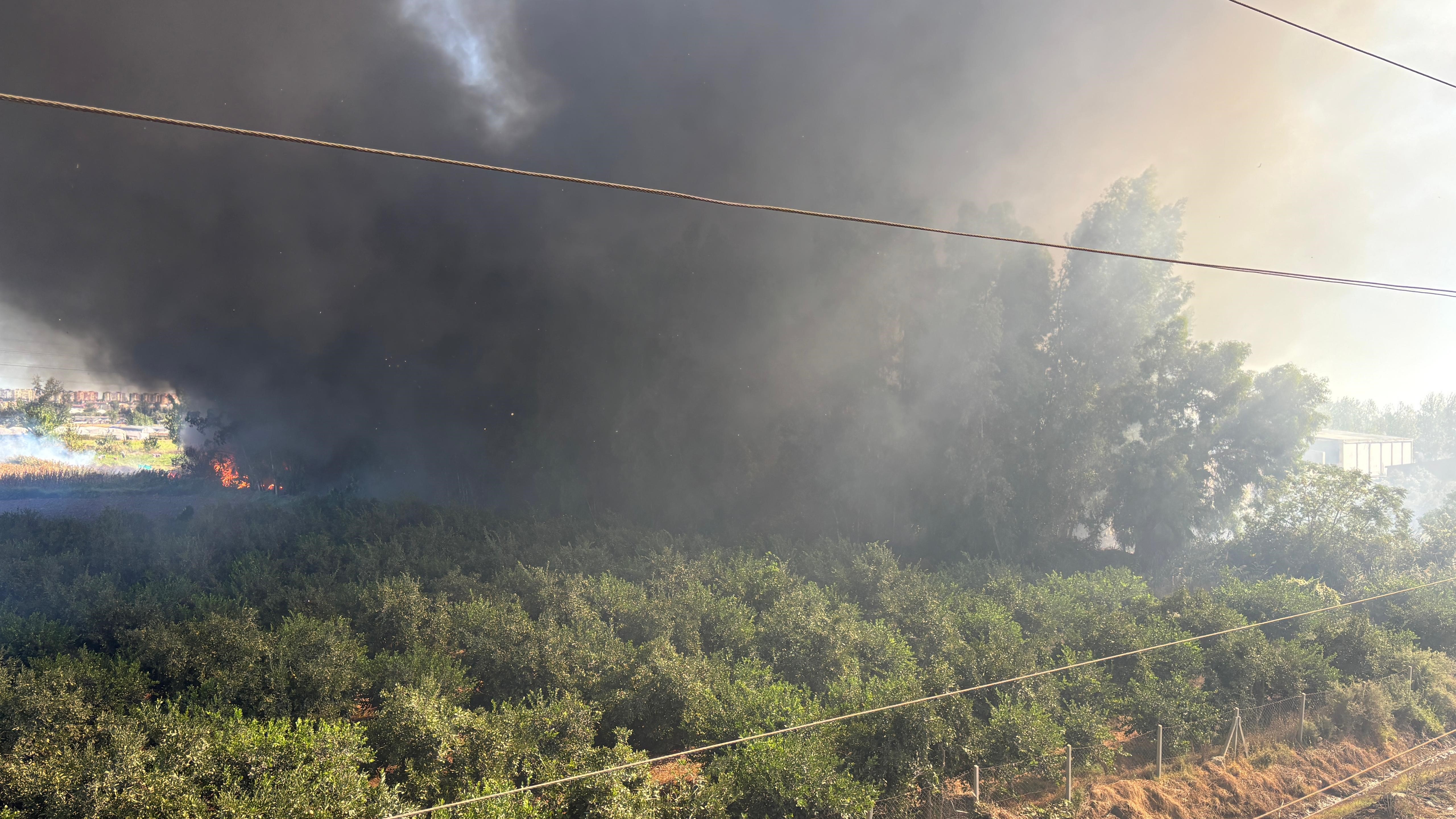 Geri dönüşüm fabrikasındaki yangına havadan da müdahale başladı