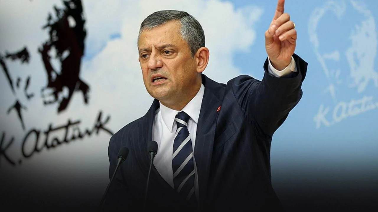 Özgür Özel geçerli 835 oyun tamamını aldı! Yeniden CHP Genel Başkanı seçildi!