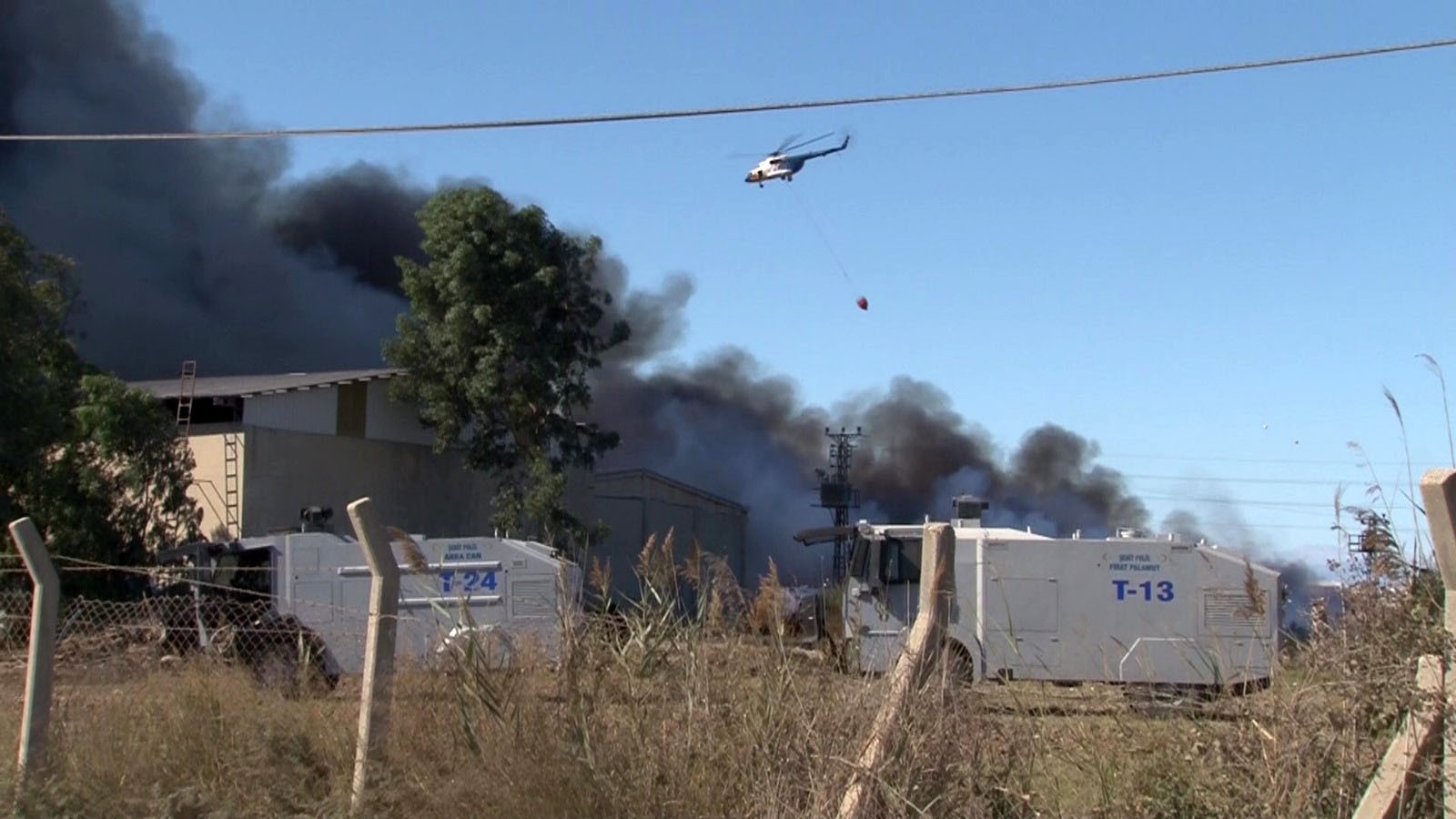 Adana'da geri dönüşüm fabrikasındaki yangına havadan ve karadan müdahale sürüyor