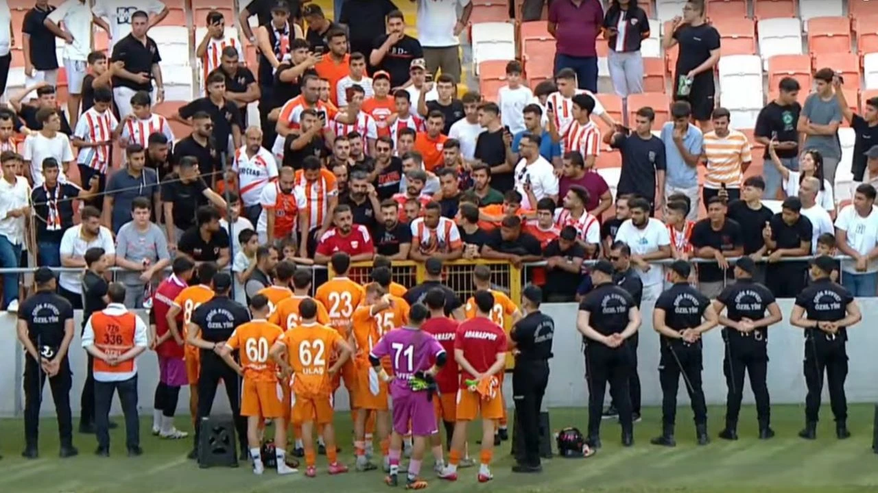 Adanaspor taraftarı oyunculara sahip çıktı! ''Sigortanız yok! ailenizle konuşun maçlara çıkmayın''