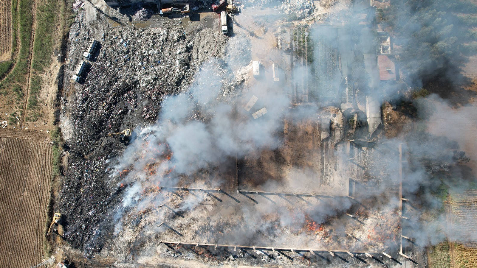 Geri dönüşüm tesisinin bahçesindeki yangında soğutma çalışması sürüyor