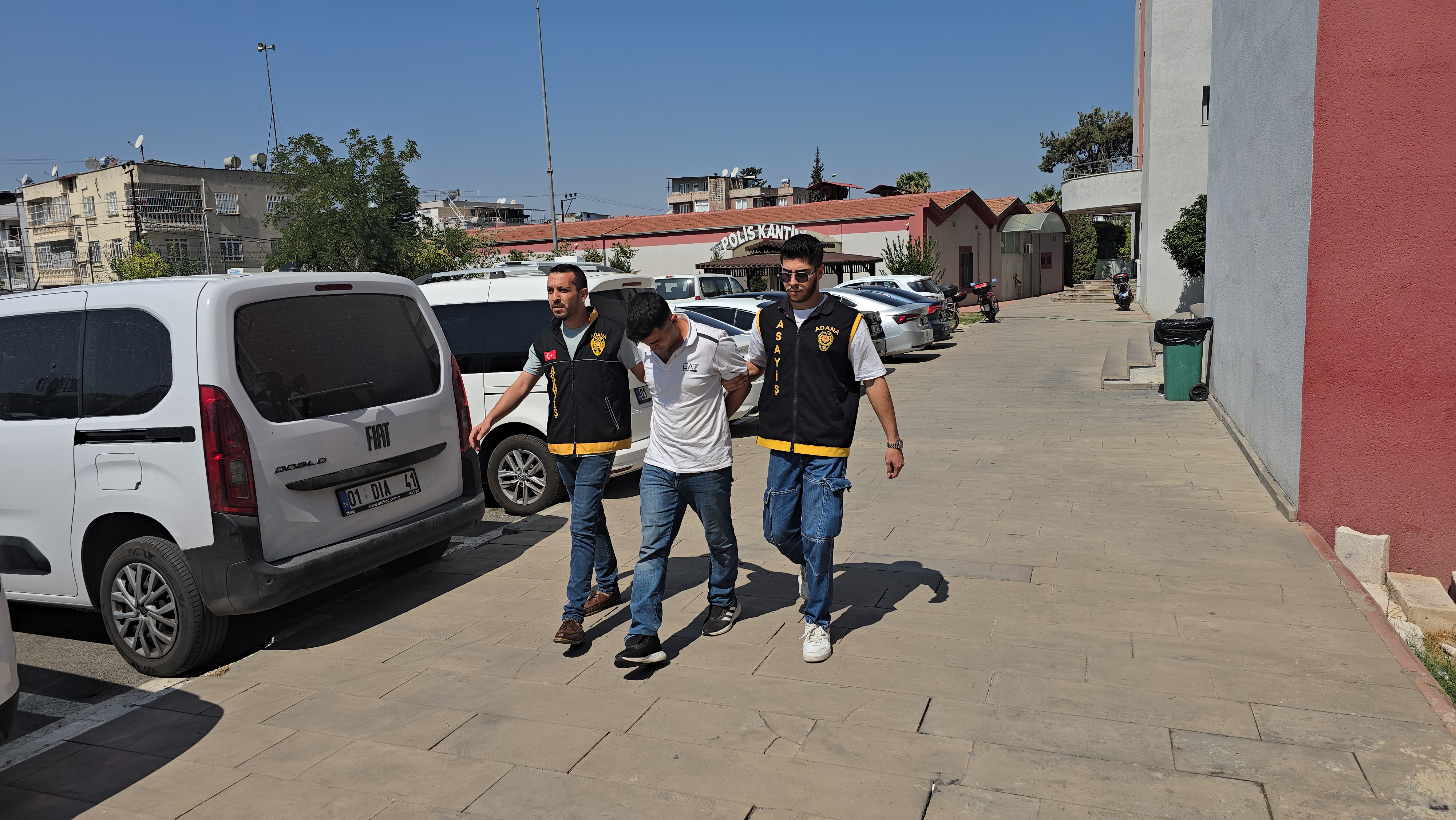 O anlar kamerada: 2 iş yerini soydu, 3'üncüde suç üstü yakalandı