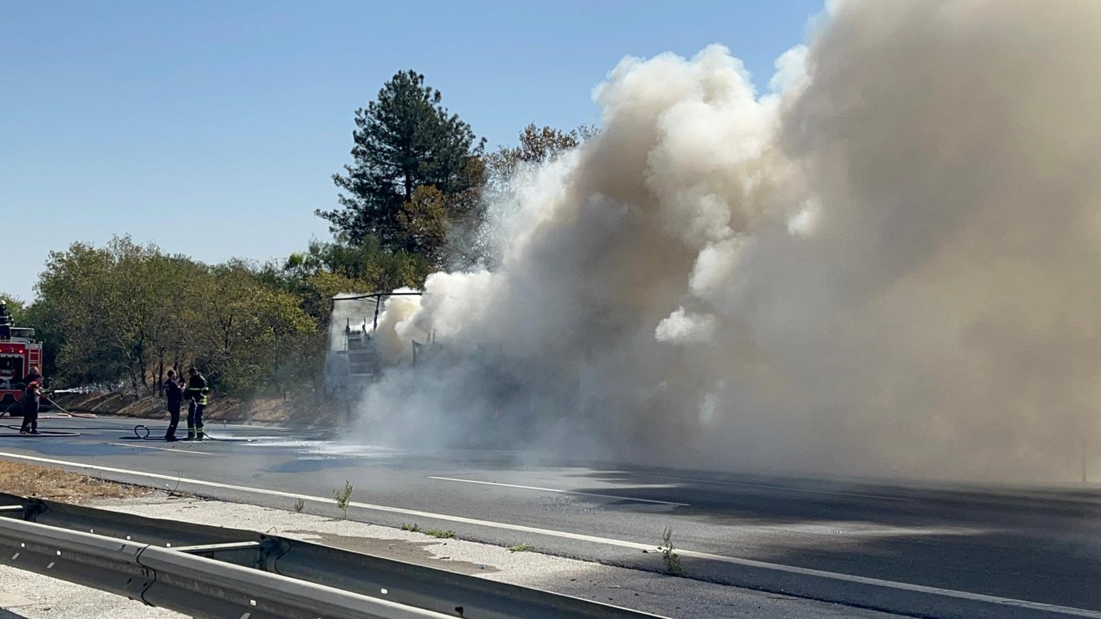 Ev eşyası yüklü tır yandı, otoyolda kuyruk oluştu