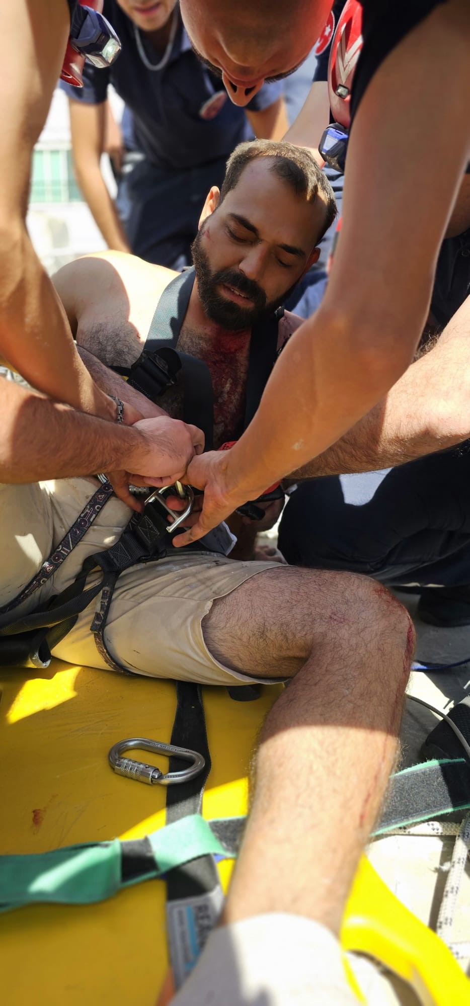 Damdan havalandırma boşluğuna düşen boyacıyı itfaiye ekipleri kurtardı