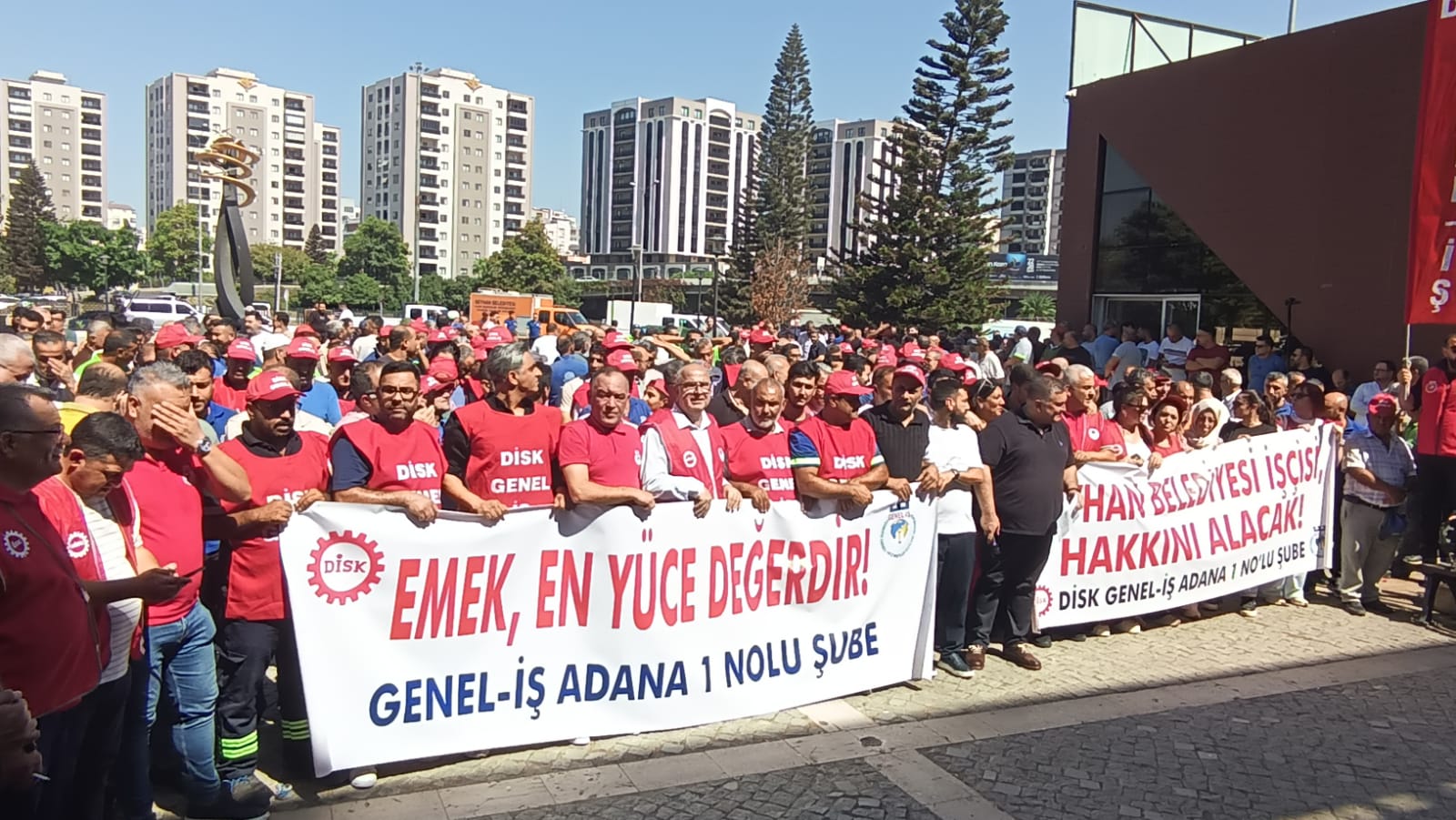 Seyhan Belediyesi işçileri basın açıklaması yaptı