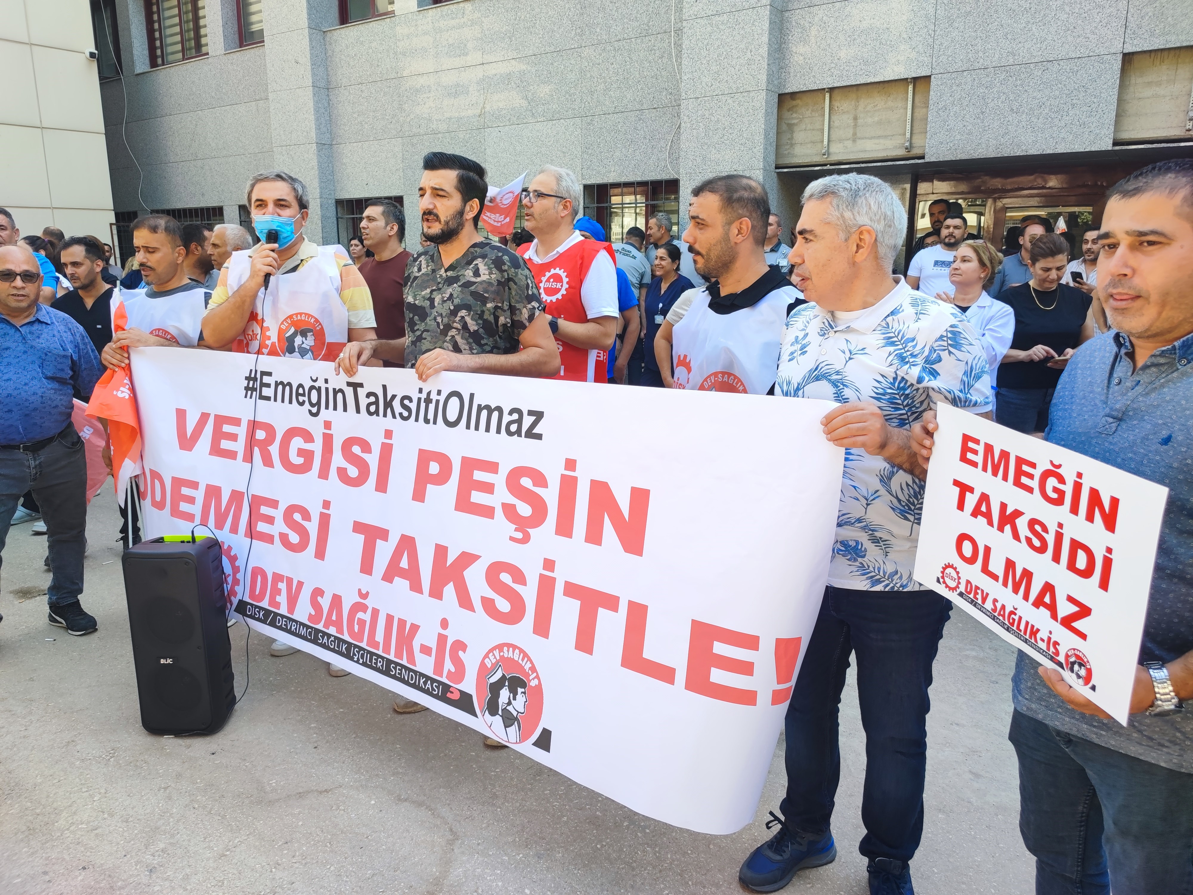 Çukurova Üniversitesi Balcalı Hastanesi'nde çalışanlar eylem başlattı