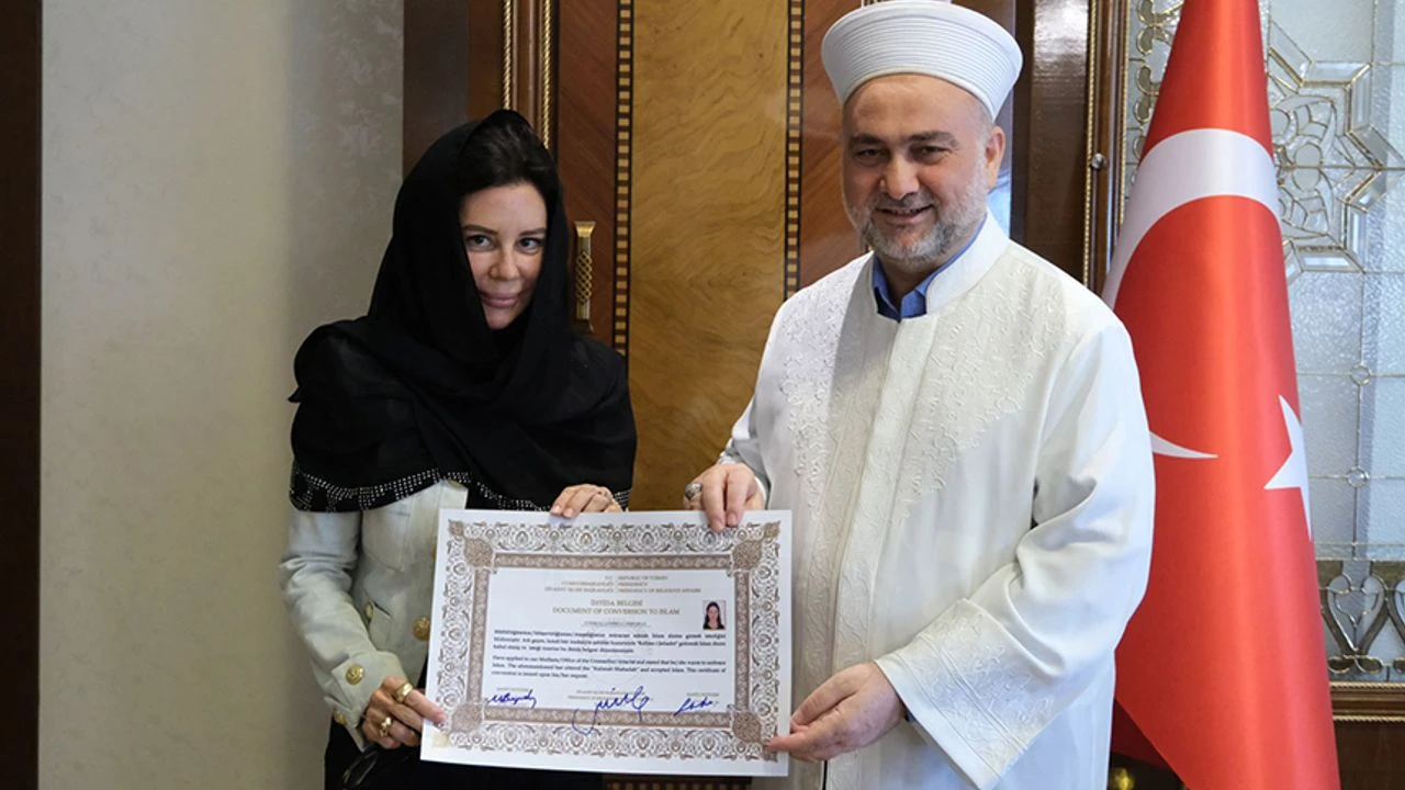 İngiliz Andrea Sheehan Adana'da Müslüman oldu