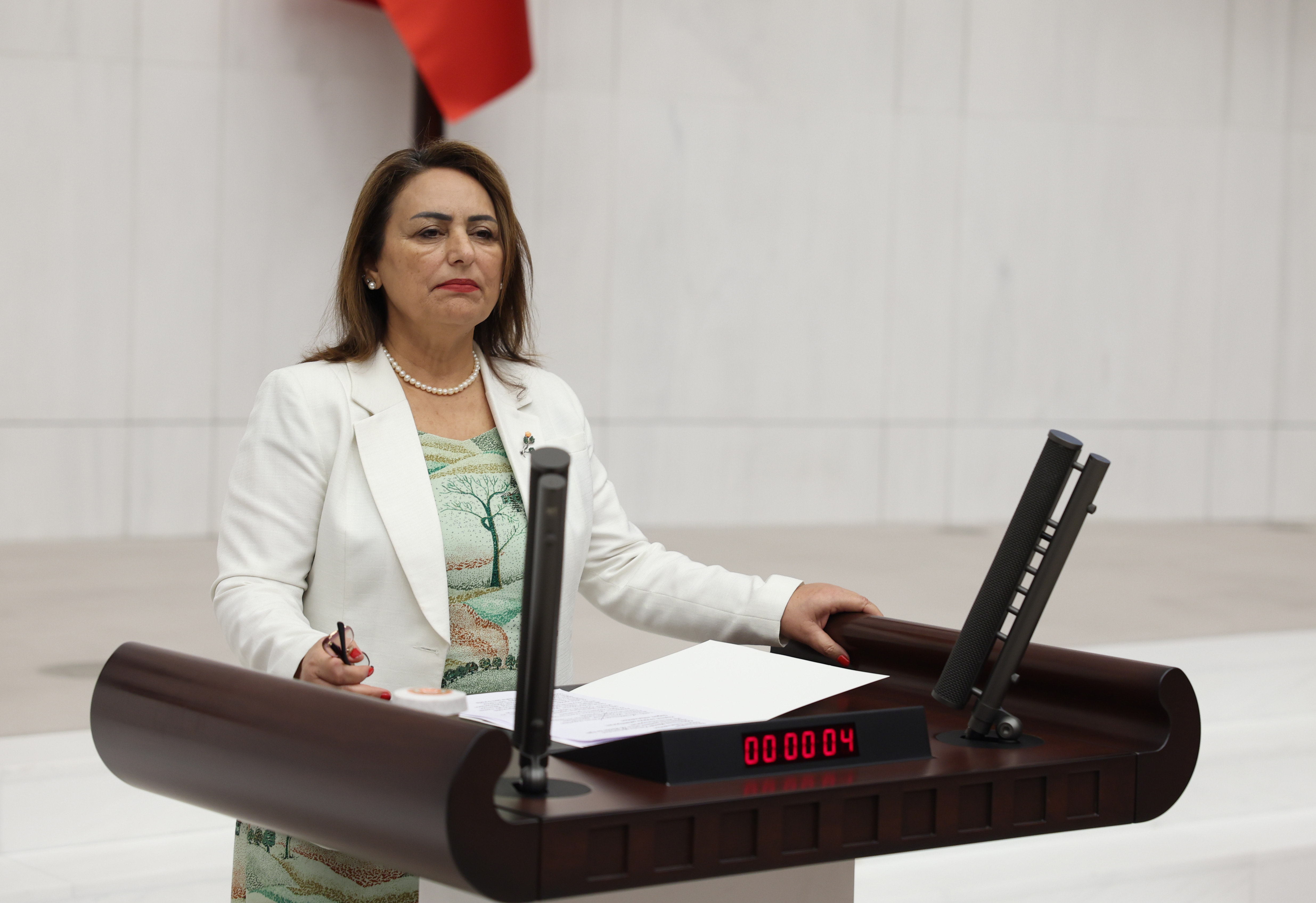 Müzeyyen Şevkin "5 bin sporcunun geleceği çalınıyor"