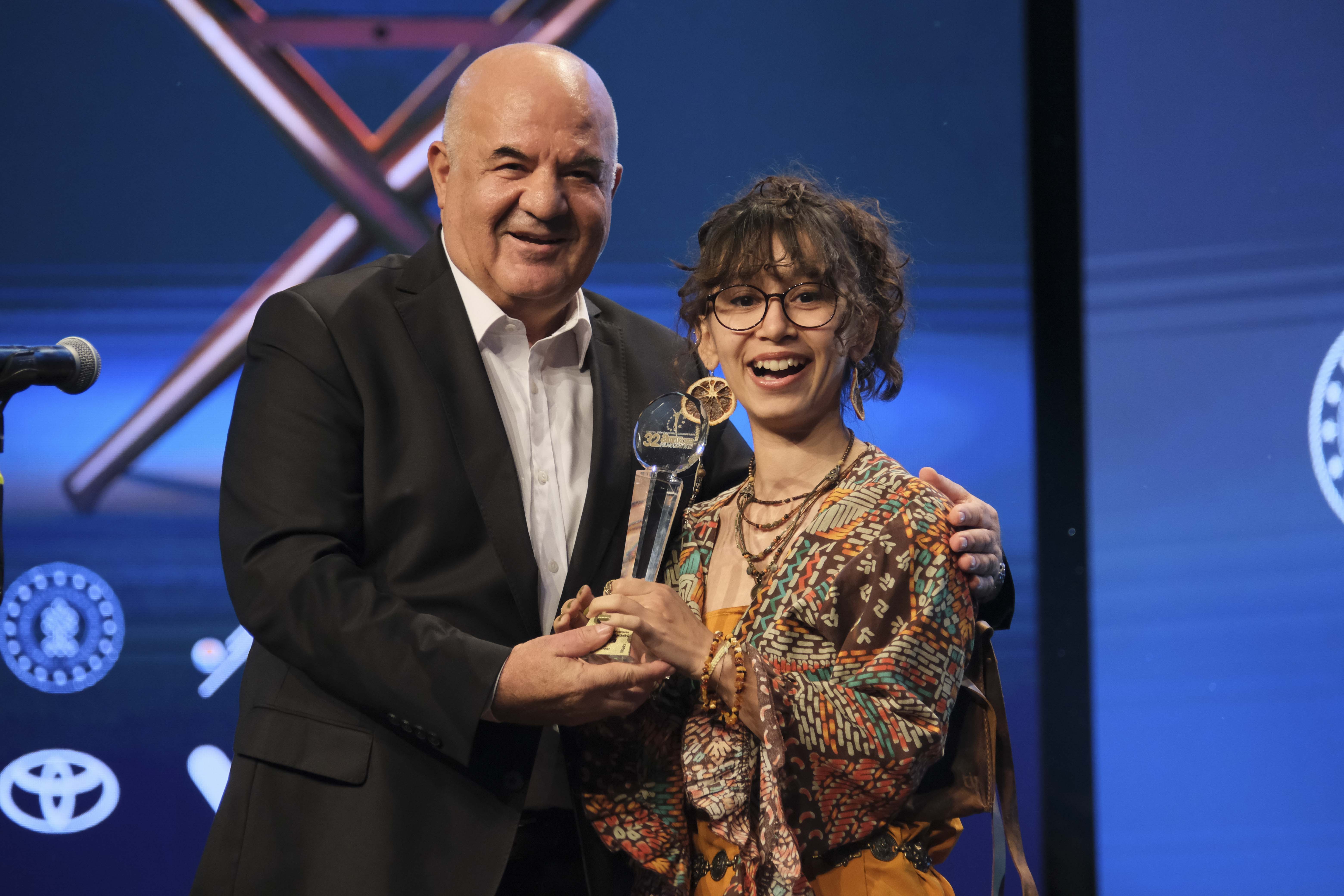 Bu yıl 32. düzenlenen Altın Koza Film Festivali’nin galasında neler yaşandı?  İşte tüm ayrıntılar…!