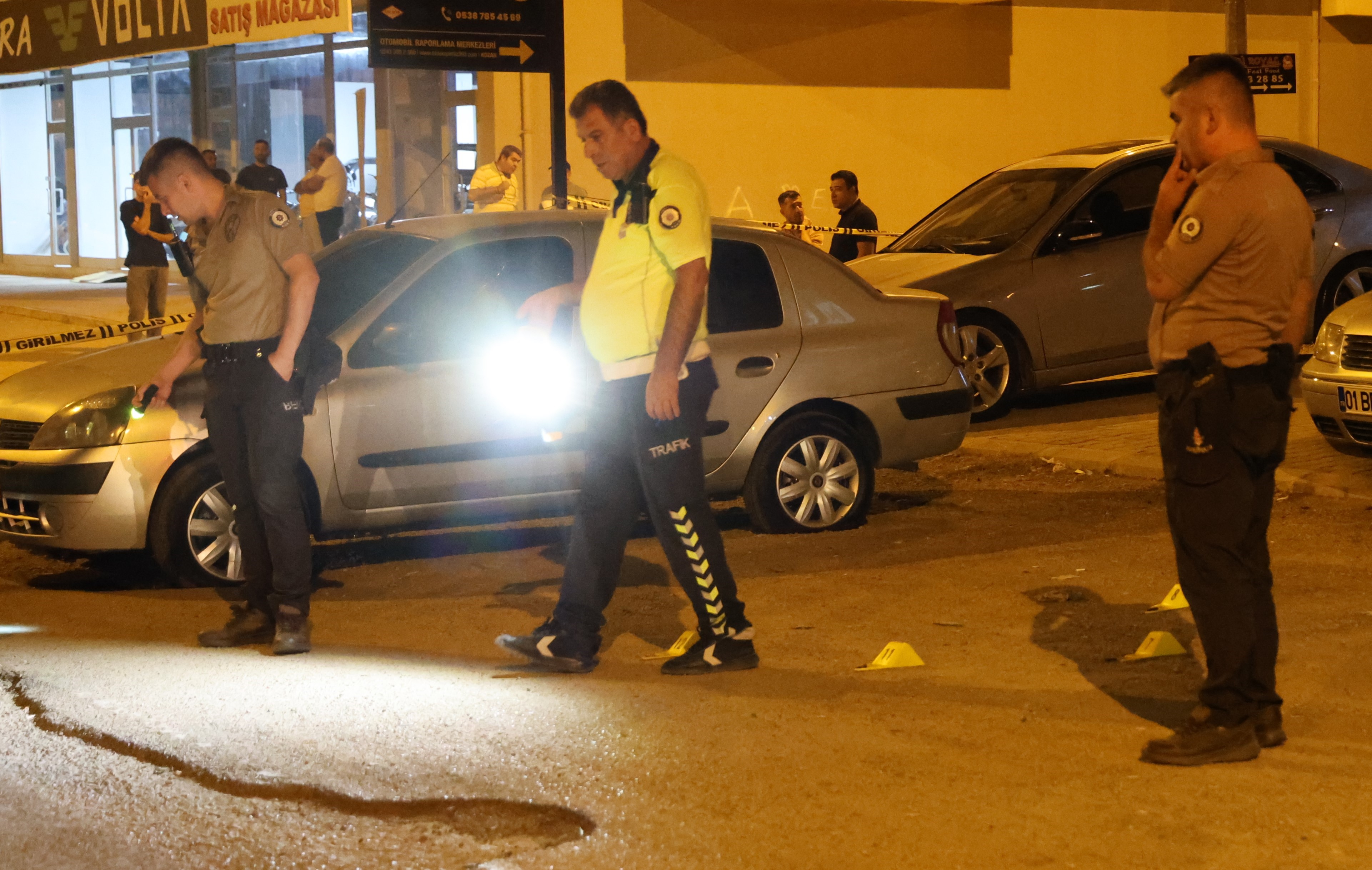 Uzun namlulu silahla oto galeriyi taradılar: 10'dan fazla mermi isabet etti