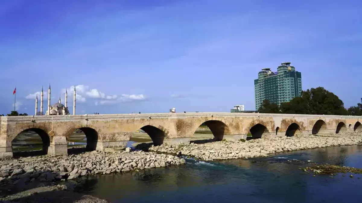 Adana'nın 1900 yıllık simgesi tehlikede: Taşköprü restorasyonu yıllardır neden hâlâ başlamadı?
