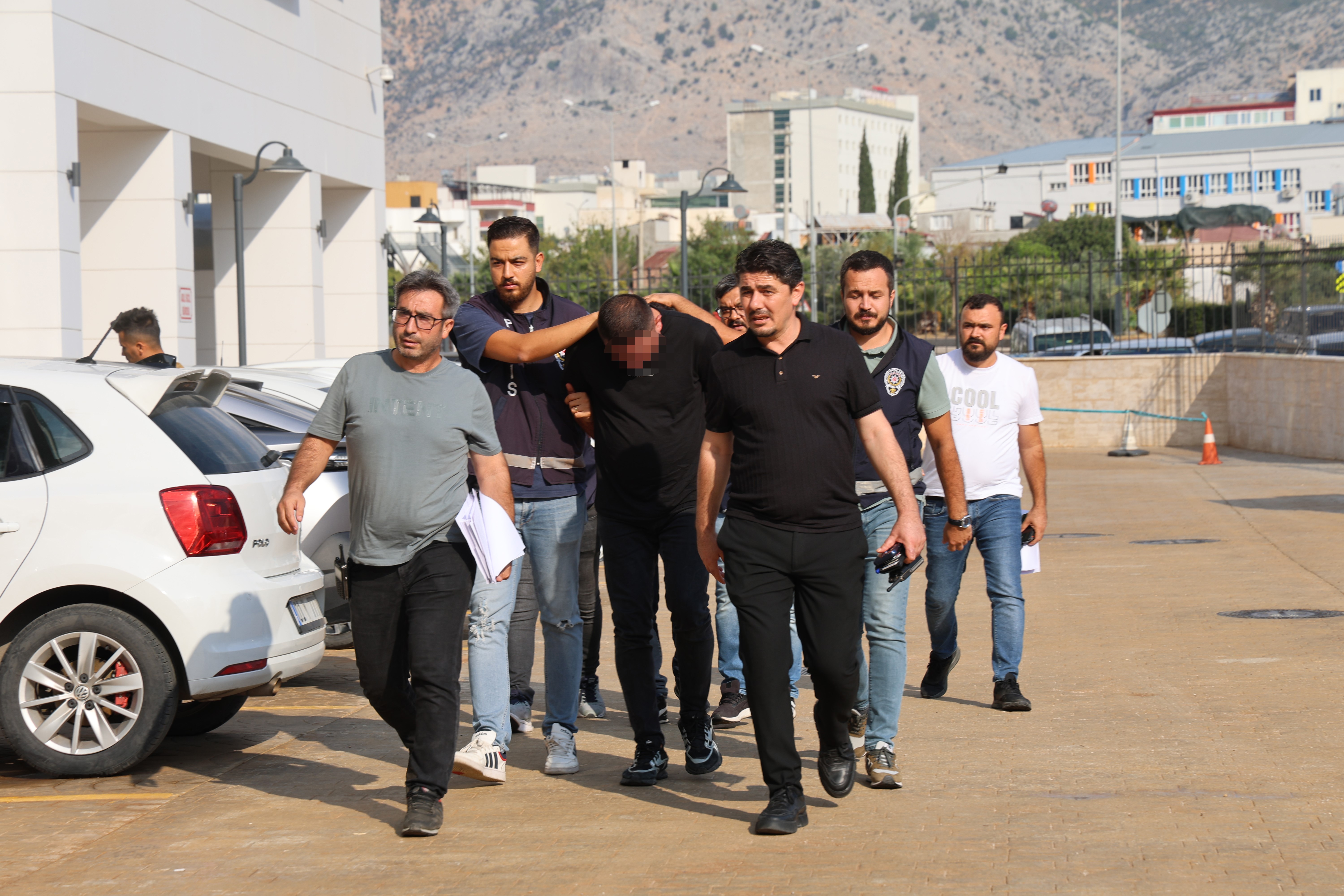 Oto galeriyi tarayan şüpheliler adliyeye sevk edildi