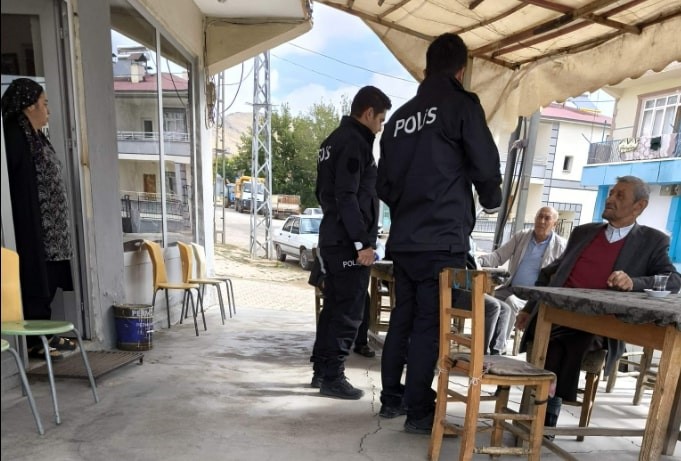 Polis pazar yerinde kadınlara KADES'i anlattı