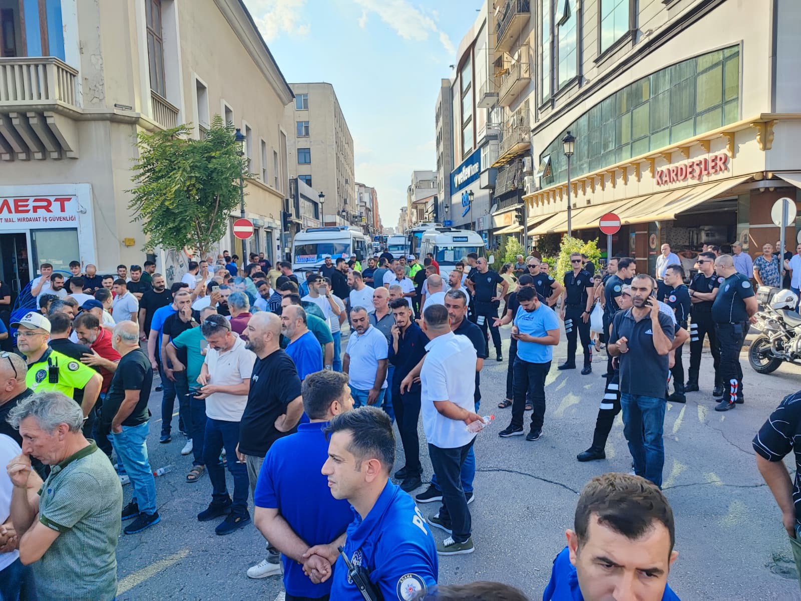 Adana'da dolmuş şoförlerinden eylem: Trafik kilitlendi