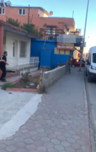 Bıçaklandıktan sonra duvardan atlayıp kaçmaya çalıştı: O anlar kameraya yansıdı