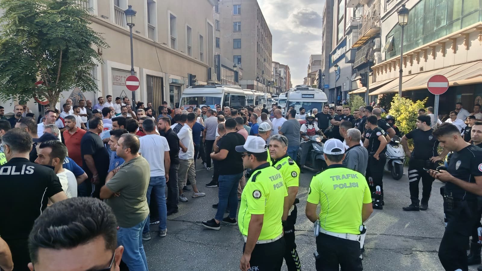 Adana'da dolmuş şoförlerinin eylemi 3 saat sonra bitti: Trafik ulaşıma açıldı