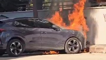 Adana’da park halindeki araç alev alev yandı