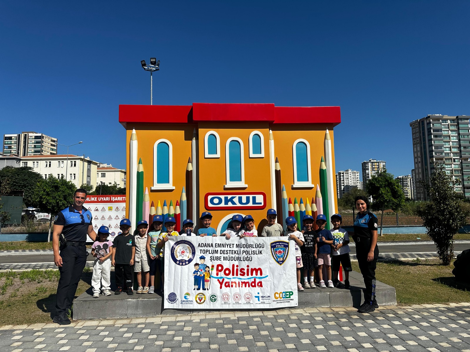 “Poli̇si̇m Yanımda” Projesi̇yle, çocuklar bi̇lgi̇lendi̇ri̇li̇yor