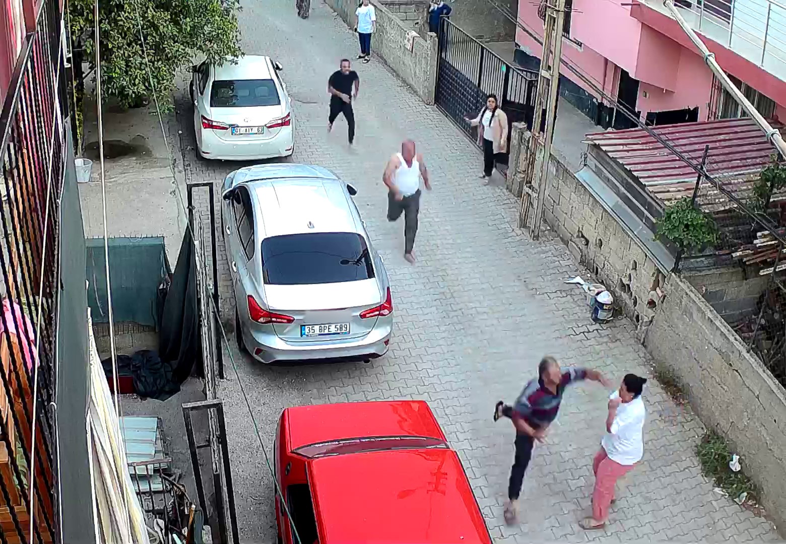 Kaçan şahsı tutmaya çalışan kadın yumruk yedi