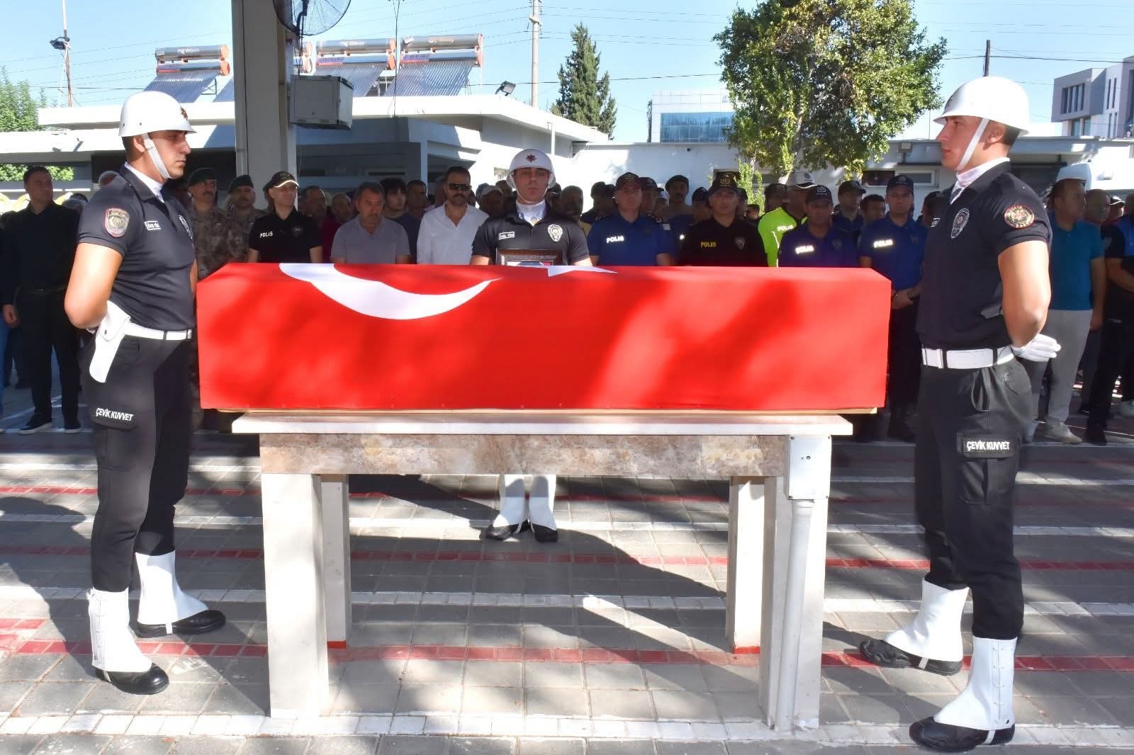 Kalp krizinden hayatını kaybeden polis memuru son yolculuğuna uğurlandı 