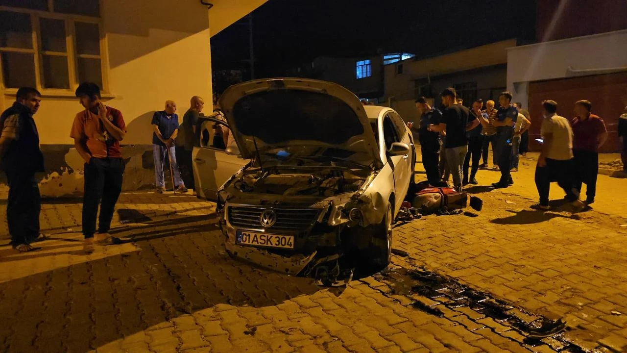 Kozan'da, kontrolden çıkan otomobil direğe çarparak durabildi