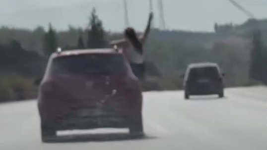 Otoyolda seyir halindeki cipte tehlikeli yolculuk