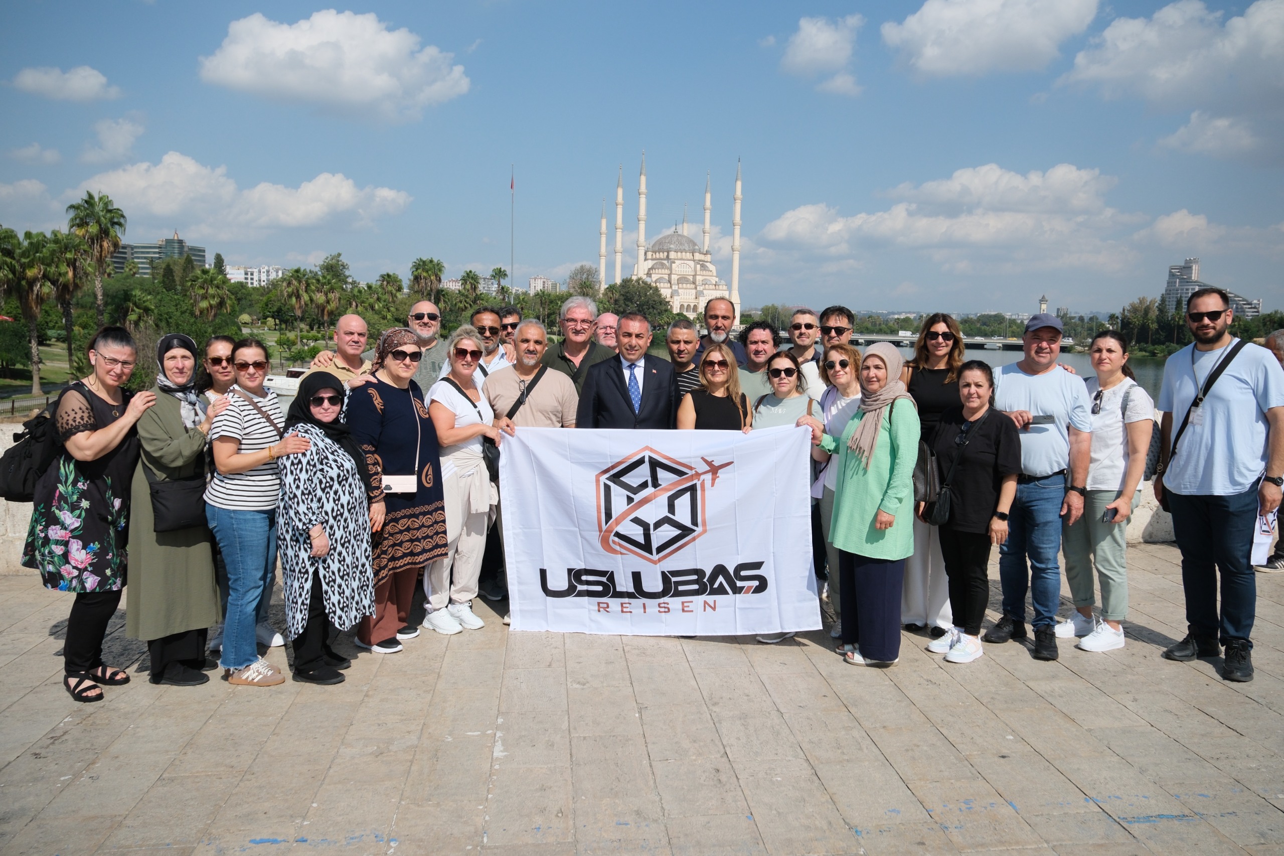 Tarihi Taşköprü’de sprey boya temizliği