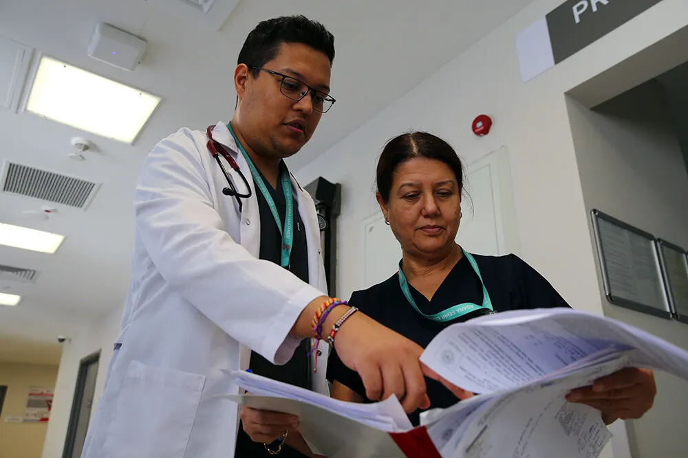 Hastanede sıra dışı hikaye: Anne hemşire, oğlu doktor