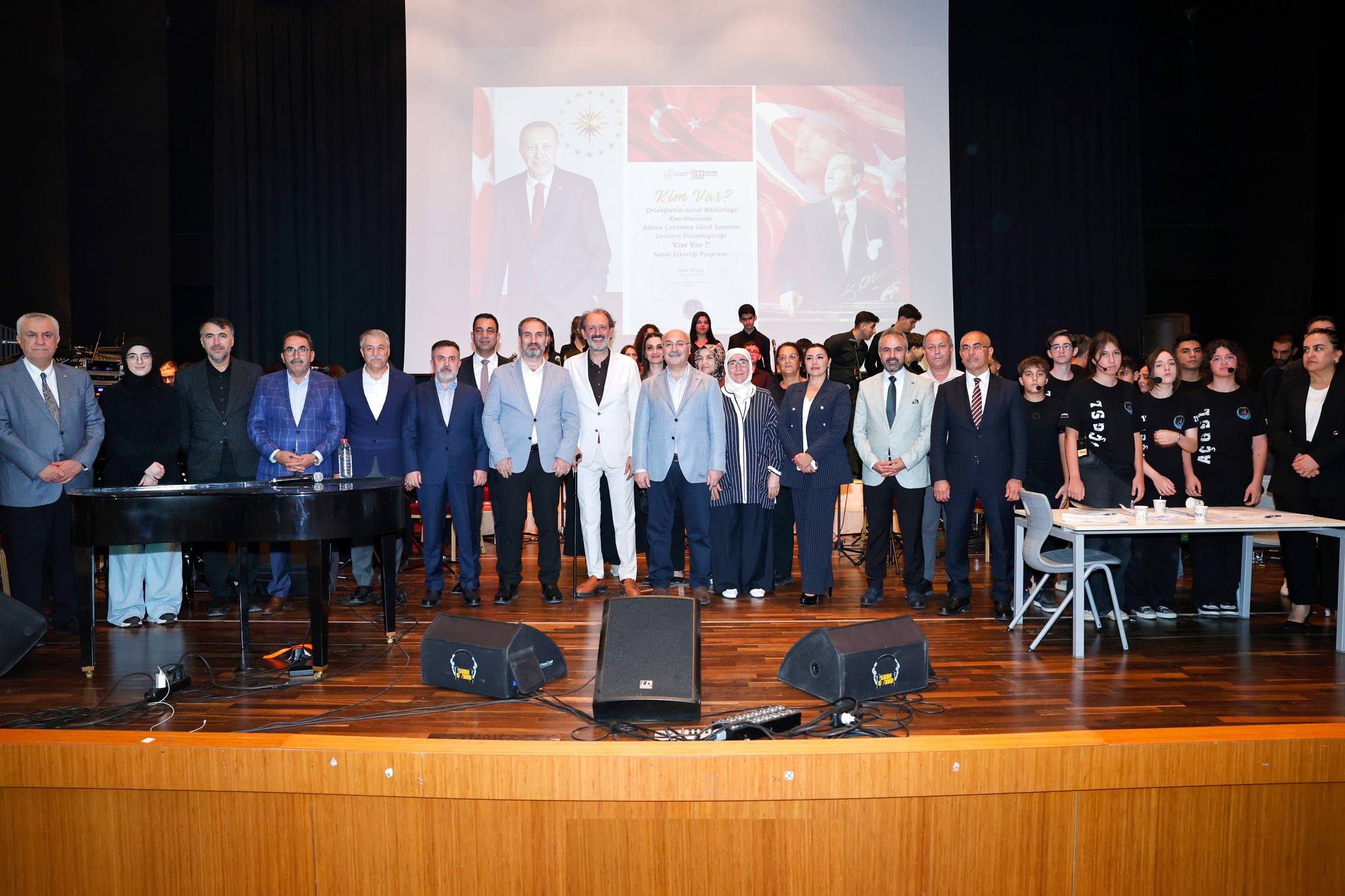 Adana Valisi Köşger, sanat etkinliğinde genç sanatçılarla buluştu